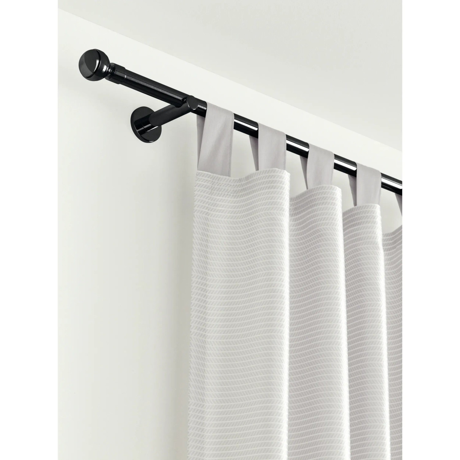 Schwarze Gardinia Gardinenstange Chicago (Ø 20 mm, 160 cm) mit Vorhang an der Wand.