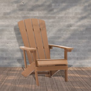 Brauner Home Deluxe Gartenstuhl Carino aus Polystyrol mit breiten Armlehnen.