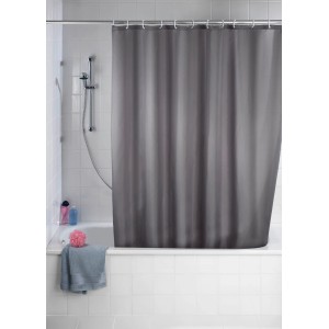 Grauer Wenko Anti-Schimmel Duschvorhang (180x200 cm) an Badewanne mit Duschstange.