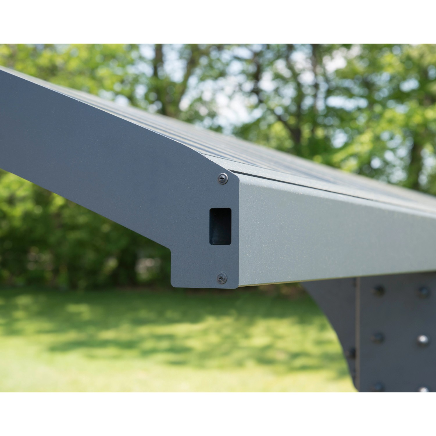 Detailansicht des Palram Arizona Breeze Carport in Anthrazit, Fokus auf Aluminiumkonstruktion und Polycarbonatdach.