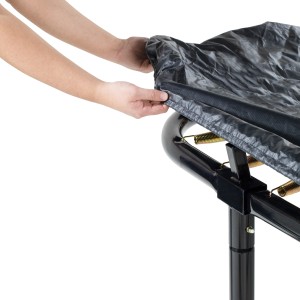 Schwarze EXIT Premium Trampolin Abdeckplane (244x427cm) wird über ein Trampolin gespannt.