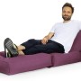 Sitting Point Sessel Twist Scuba 300 l Aubergine mit entspanntem Mann. Bequemer Sitzsack für Innen und Außen.
