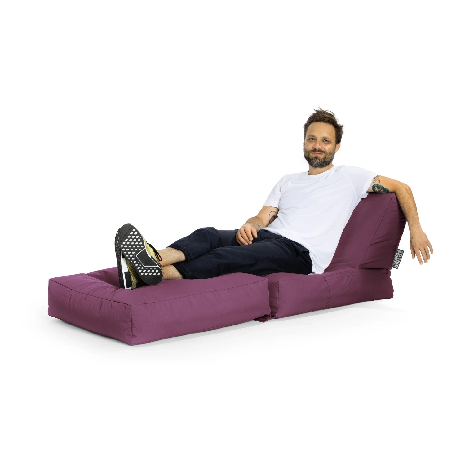 Sitting Point Sessel Twist Scuba 300 l Aubergine mit entspanntem Mann. Bequemer Sitzsack für Innen und Außen.