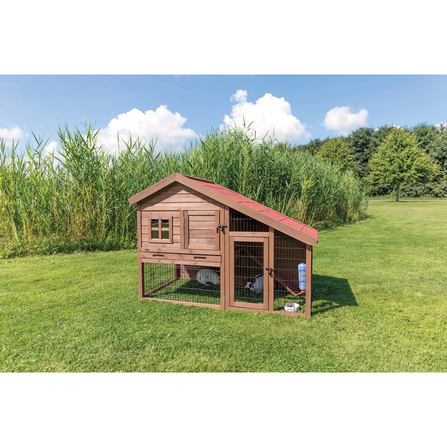 Trixie Kleintierstall Natura mit Freilaufgehege, braunes Holz mit rotem Dach, 151x107x80 cm.