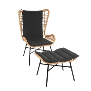 2-teiliges Gartenmöbel Set: Sessel mit Hocker aus Polyrattan in Natur mit anthrazitfarbenen Kissen.