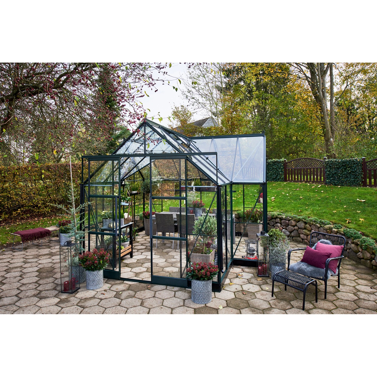 Halls Gewächshaus Garden Room, 12,9 m², grüne Aluminiumkonstruktion mit Glas, im Garten.