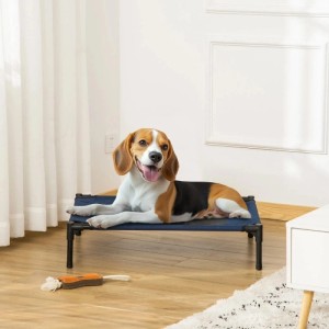 Beagle liegt auf erhöhtem PawHut Hundebett in Blau mit schwarzem Metallrahmen. Ideal für Outdoor & Reisen.