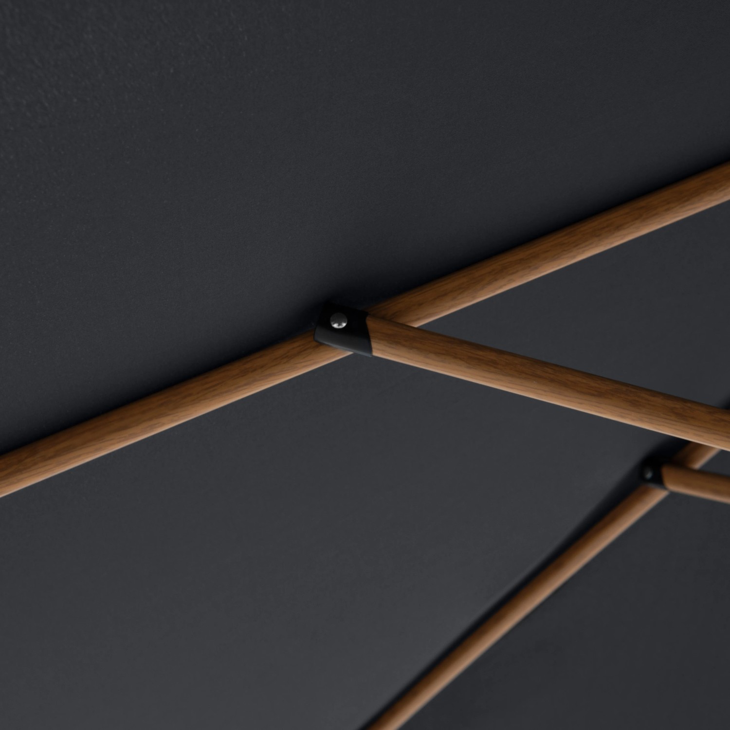 Detailansicht: Anthrazitfarbener Doppler Balkonschirm Wood mit Holzstreben und Knickfunktion.