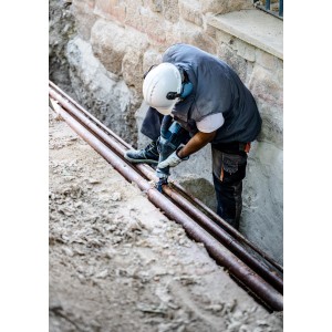 Handwerker schneidet Metallrohr mit Bosch Expert Säbelsägeblatt S 555 CHC.