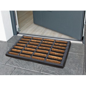 Rechteckige Schmutzfangmatte Natur 40x60 cm mit Kokosborsten und Gummirückseite vor einer geöffneten Tür.