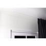Weiße 1-Lauf Gardinenschiene zur Deckenmontage, minimalistisch, mit dunklem Vorhang am Fenster. Dekoartikel.