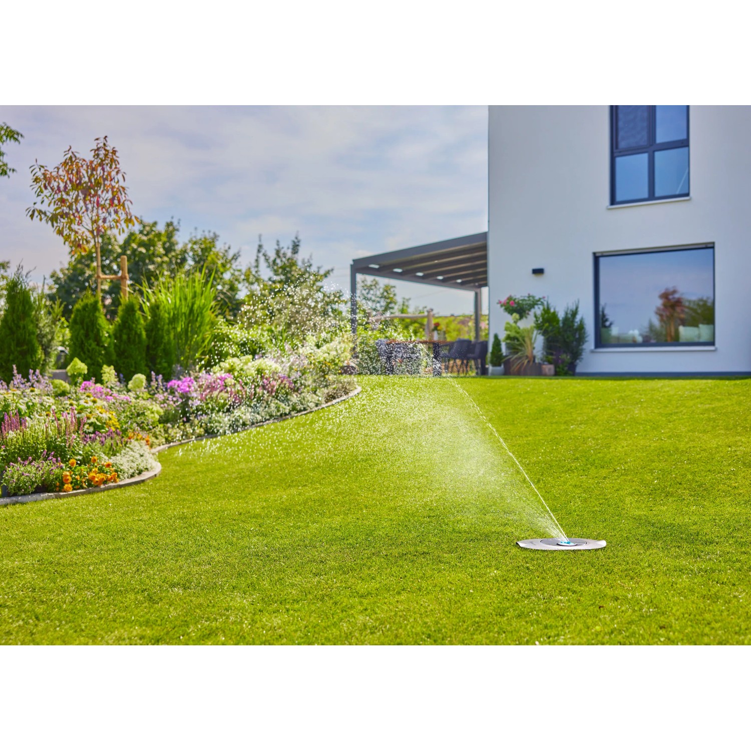 Gardena Pipeline Bewässerungsset AquaPrecise in Aktion: Rasenbewässerung im Garten.