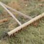 LUX Holzrechen mit 55 cm Arbeitsbreite zum Einebnen von Erdreich und für Rasenarbeiten.