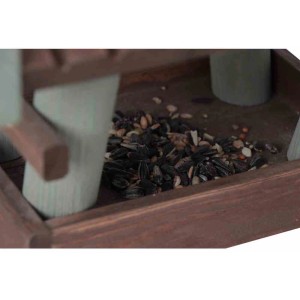 Siena Garden Vogelhaus aus Kiefernholz, braun und olive, gefüllt mit Vogelfutter.