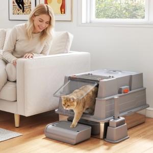 Graues PawHut Katzenklo aus Edelstahl mit Katze, die auf Streuauffangmatte tritt. Hohe Wände, geräumig.