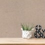 Moderne, braune Vliestapete mit geometrischem Muster und leichter Struktur. FSC®-zertifiziert.