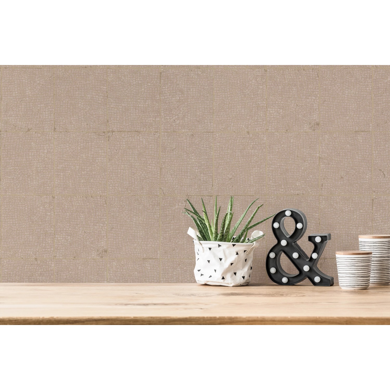 Moderne, braune Vliestapete mit geometrischem Muster und leichter Struktur. FSC®-zertifiziert.