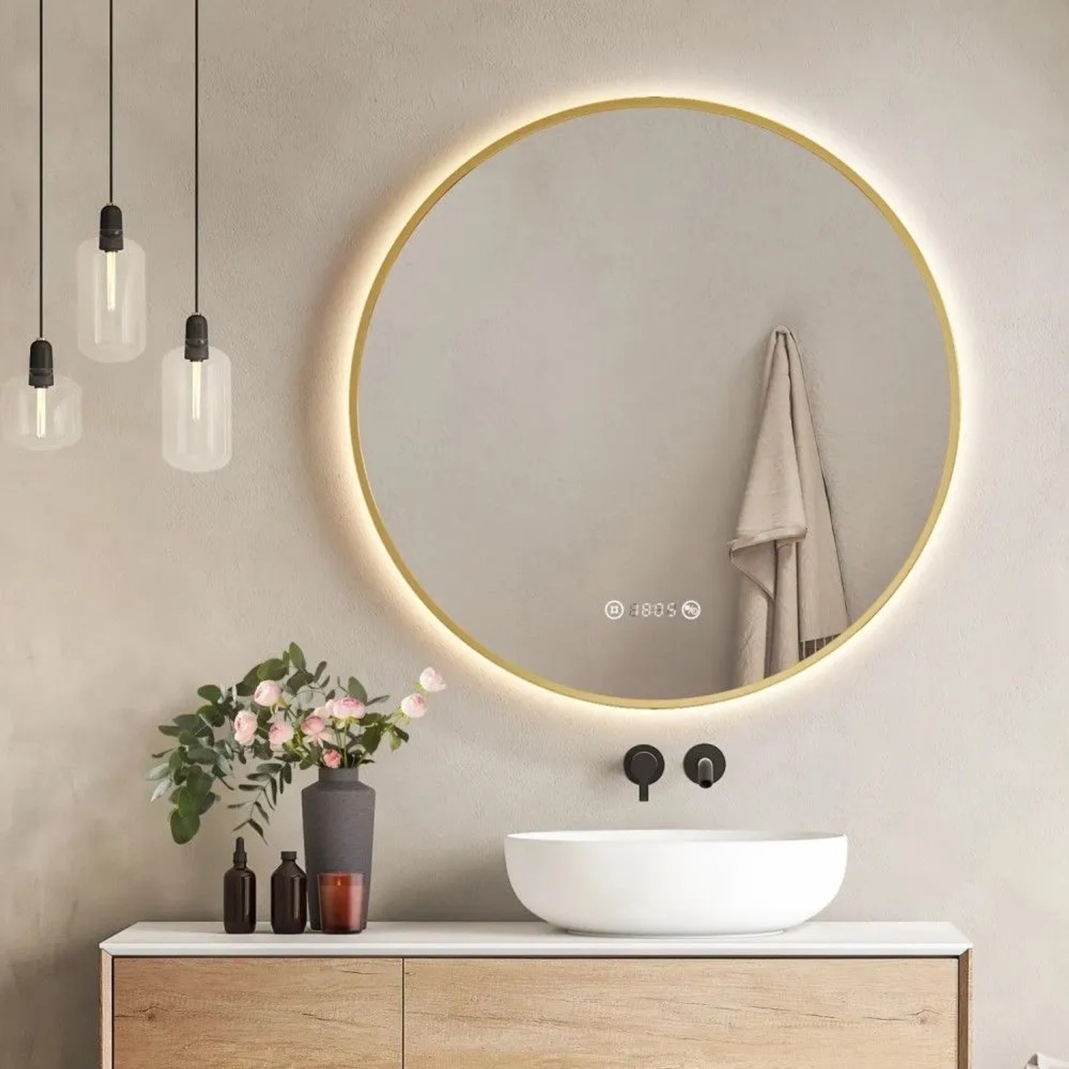 Runder Emke LED Badspiegel 80 cm mit goldfarbenem Rahmen, integrierter Beleuchtung, Antibeschlag, Uhr und Temperaturanzeige.