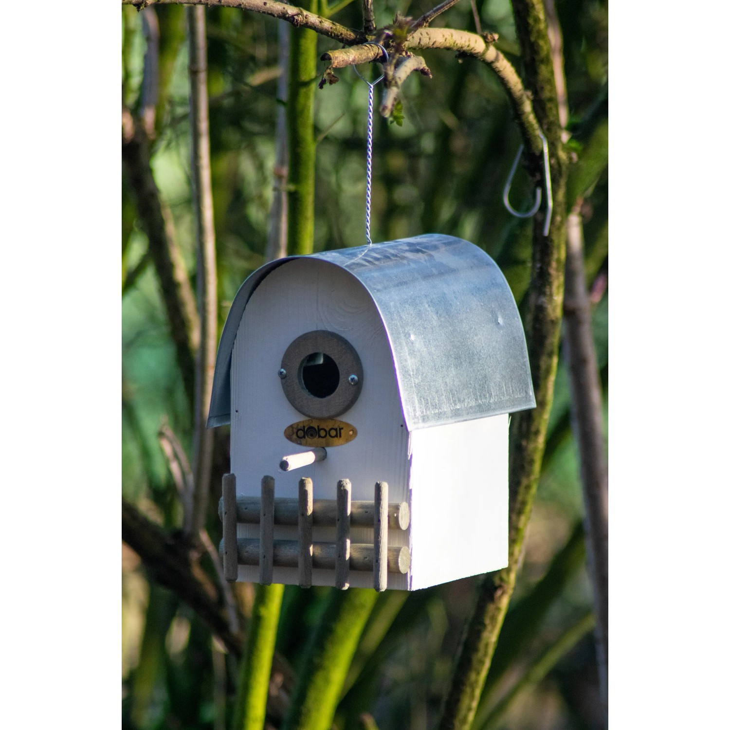 Dobar Nistkasten Rundhaus mit Alu-Dach, elfenbeinfarbenes Kiefernholz, hängend im Garten.
