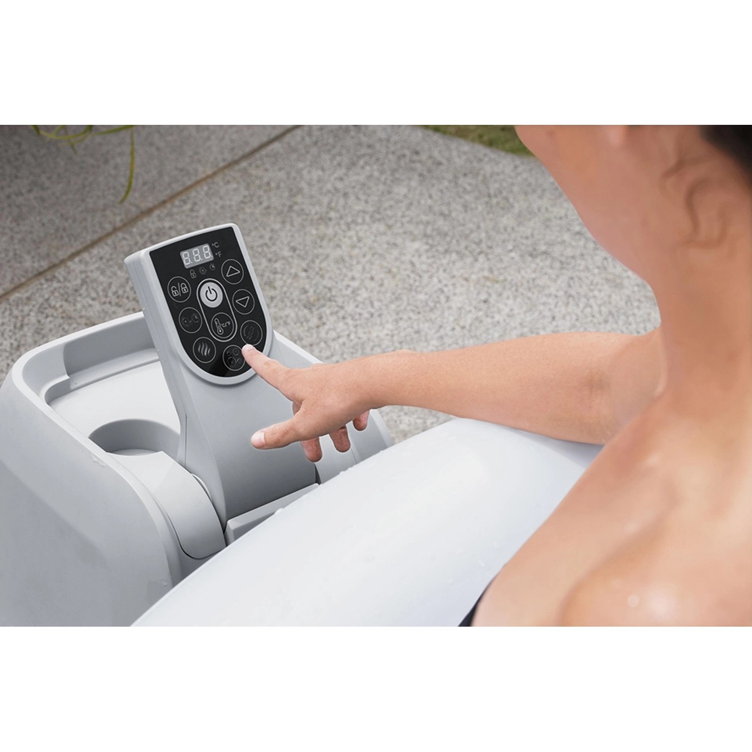 Frau bedient Touchscreen des Bestway Lay-Z-Spa Bali AirJet Whirlpools.