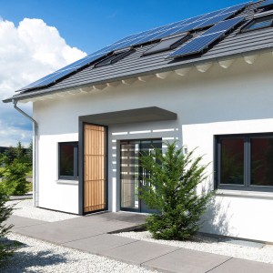 Gutta Seitenteil Timber-Line aus Holz und Glas für Vordach, 220 cm, am Hauseingang montiert.