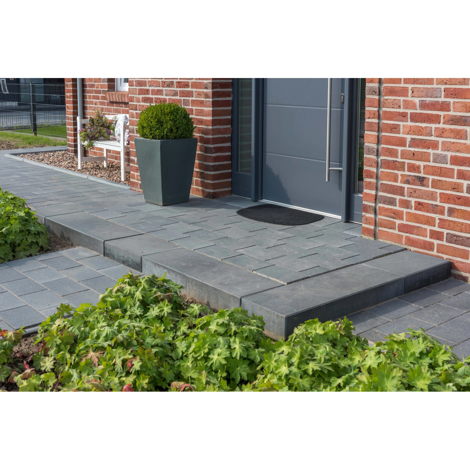 Anthrazit Blockstufe 50x35x15 cm für Treppen im Außenbereich. Glatte Oberfläche, moderne Optik.