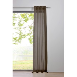 Mydeco Schlaufenschal Pure Cappuccino, halbtransparent, an Fenster mit Gartenblick.