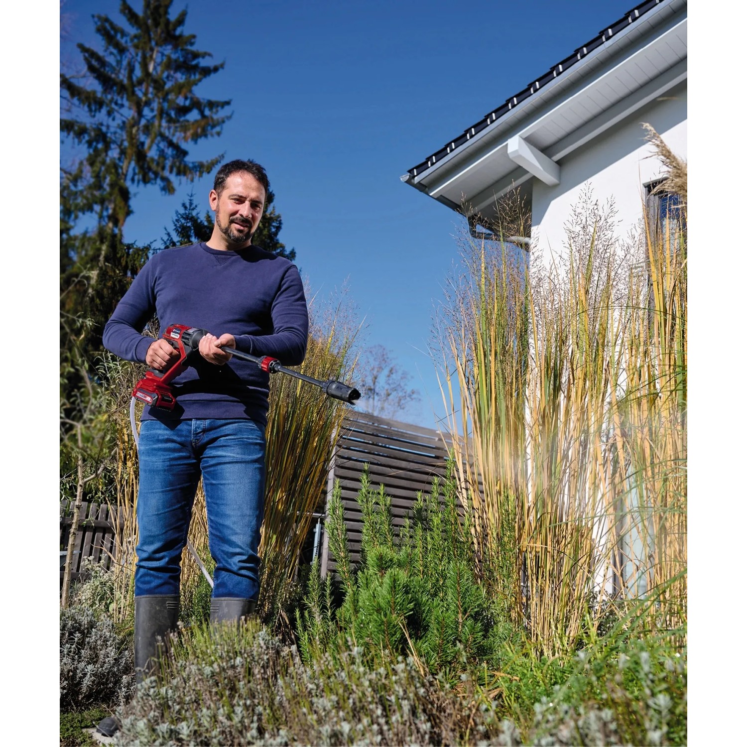 Einhell Akku-Druckreiniger Hypresso 18/24-1 im Einsatz im Garten. Kompakte Power X-Change Reinigungsgeräte.