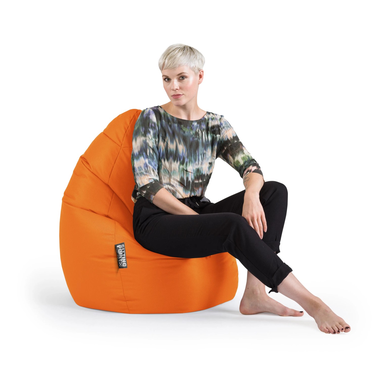 Orangefarbener Sitting Point Sitzsack Brava 120 l mit sitzender Person.