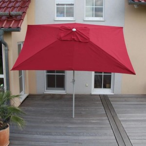 Rechteckiger, bordeauxroter MCW Sonnenschirm Castellammare 2x3m, geneigt auf Holzterrasse.