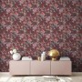 Vliestapete mit Blumenmuster in Rot und Grün. Dekorative Tapete mit floralem Design.
