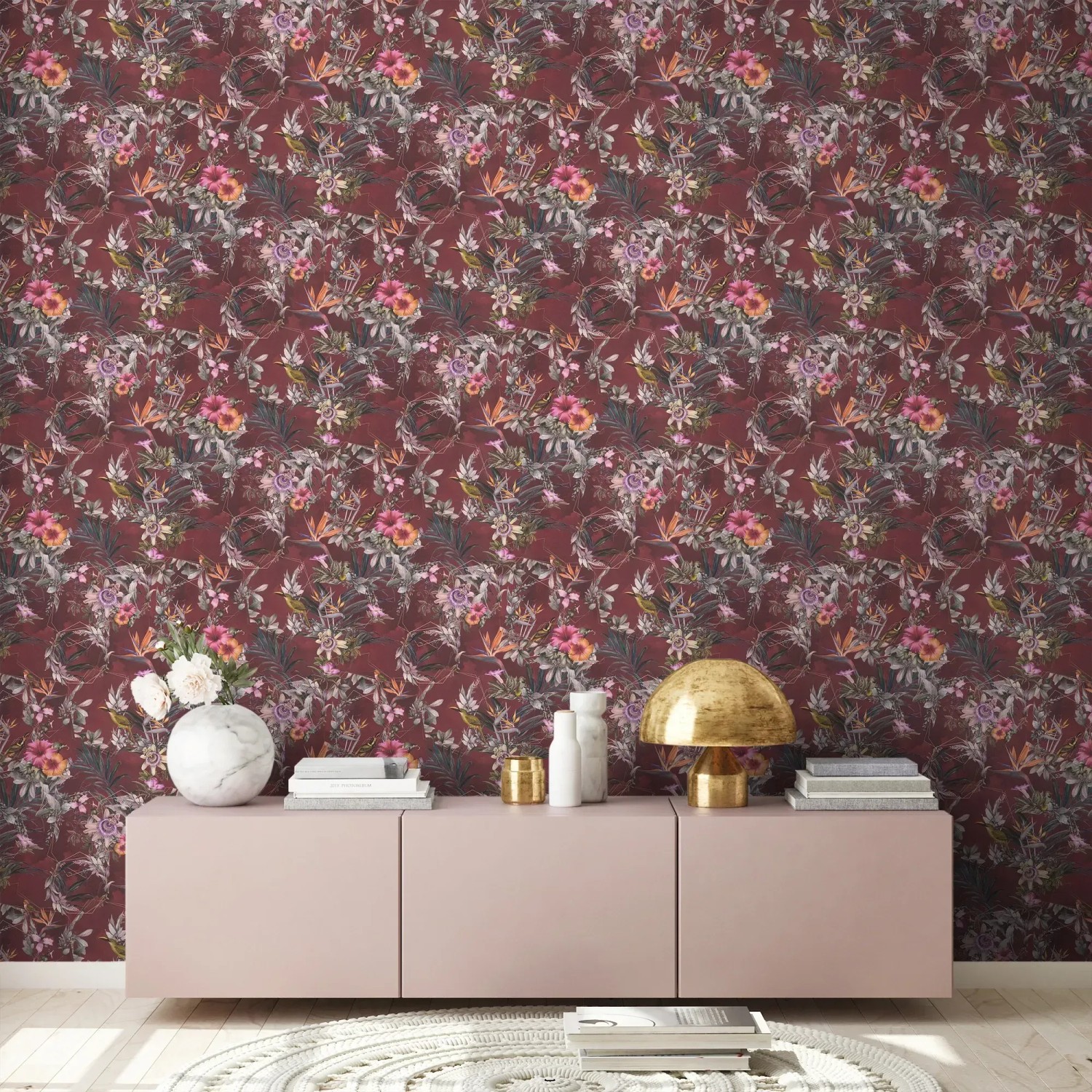 Vliestapete mit Blumenmuster in Rot und Grün. Dekorative Tapete mit floralem Design.