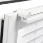 Detailaufnahme: Weißes Gardinia Easy Fix Plissee mit Bedienschienen und Klemmträger.