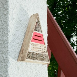 Windhager Insektenhotel Trigon an Hauswand: Dreieckiges Holzhotel für Nützlinge wie Bienen und Marienkäfer.