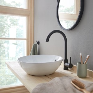 Rundes, weißes Schöner Wohnen Aufsatzwaschbecken Beco (38 cm) im modernen Badezimmer.