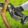 LUX-TOOLS Akku-Astsäge A-EAS-20/154 beim Sägen eines Astes. Kompakte Akku-Kettensäge für Gartenarbeiten.