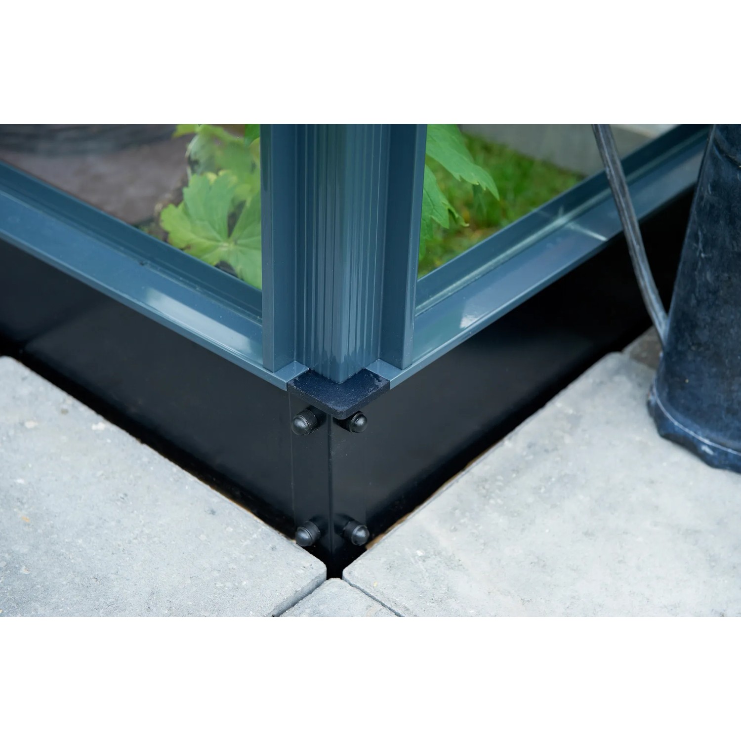 Detailaufnahme des Juliana Gewächshaus Orangerie 15 in Schwarz-Anthrazit, Fokus auf Rahmen und Fundament.