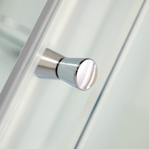 Detailaufnahme: Griff der Schulte Komplettduschkabine Ibiza aus Chrom und Glas.