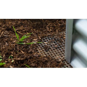 Pergart Draneo Drahtgeflecht als Wühlmausschutz unter einem Hochbeet.