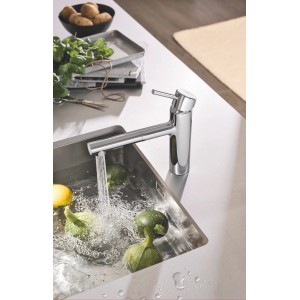Grohe Concetto Küchenarmatur DN 15 mit Spülbrause in Chrom über Spültisch.