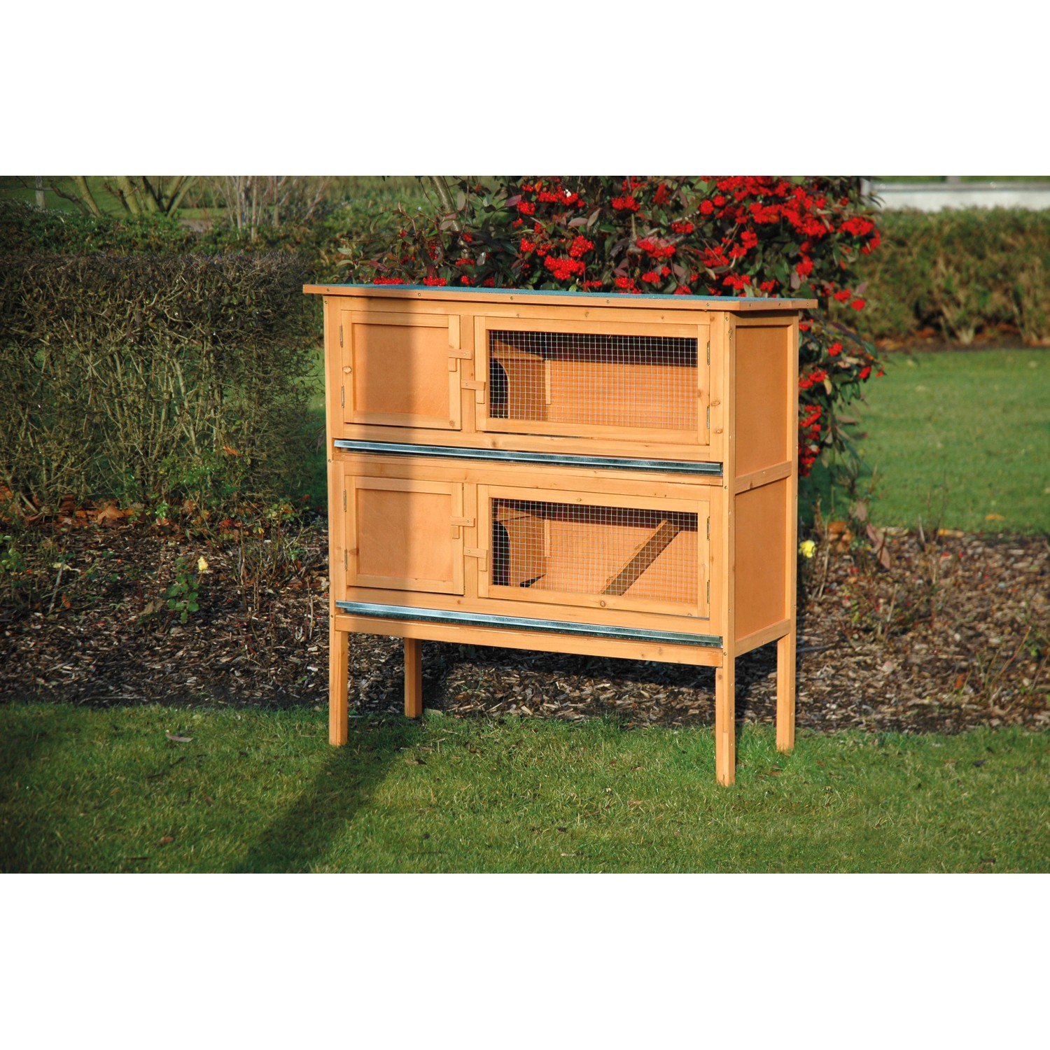 Dobar Kleintierstall aus Holz mit 2 Etagen, Frontansicht im Garten.