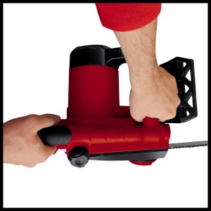 Rote Einhell Elektro-Kettensäge GH-EC 1835 in Verwendung, gehalten von zwei Händen.