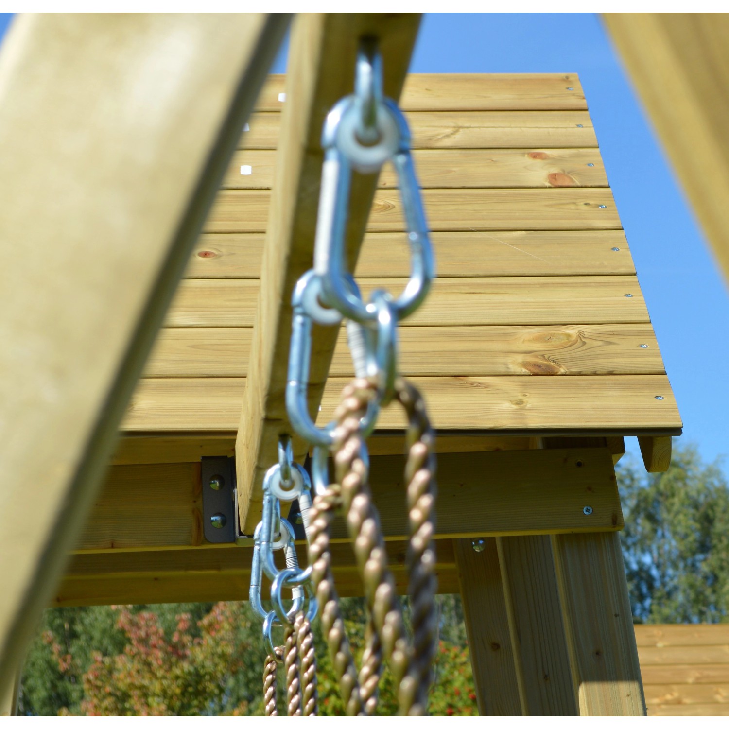 Detailaufnahme Schaukelbefestigung am Wendi Toys Kinderspielturm Flamingo.