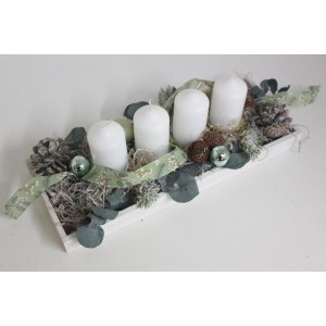 Weißes Adventsgesteck mit Eukalyptus auf Holztablett, 39 cm, festliche Weihnachtsdeko.