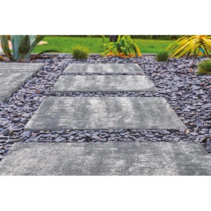 Verlegte Bagattini Terrassenplatten Ellenica Sabbia di Saturno in Grau-Schwarz im Garten.