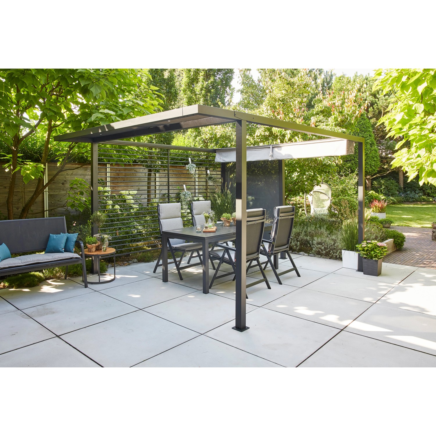 Siena Garden Pergola Schattenmanufaktur, anthrazitfarbenes Aluminiumgestell mit Esstisch und Stühlen.
