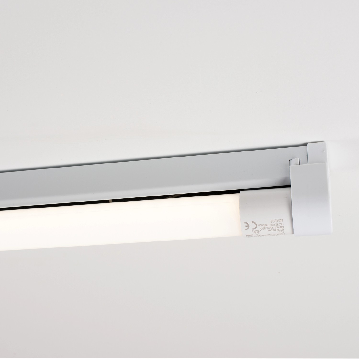 Graue LED-Unterbauleuchte, 60 cm, 9W, 1000 Lumen, neutralweißes Licht.