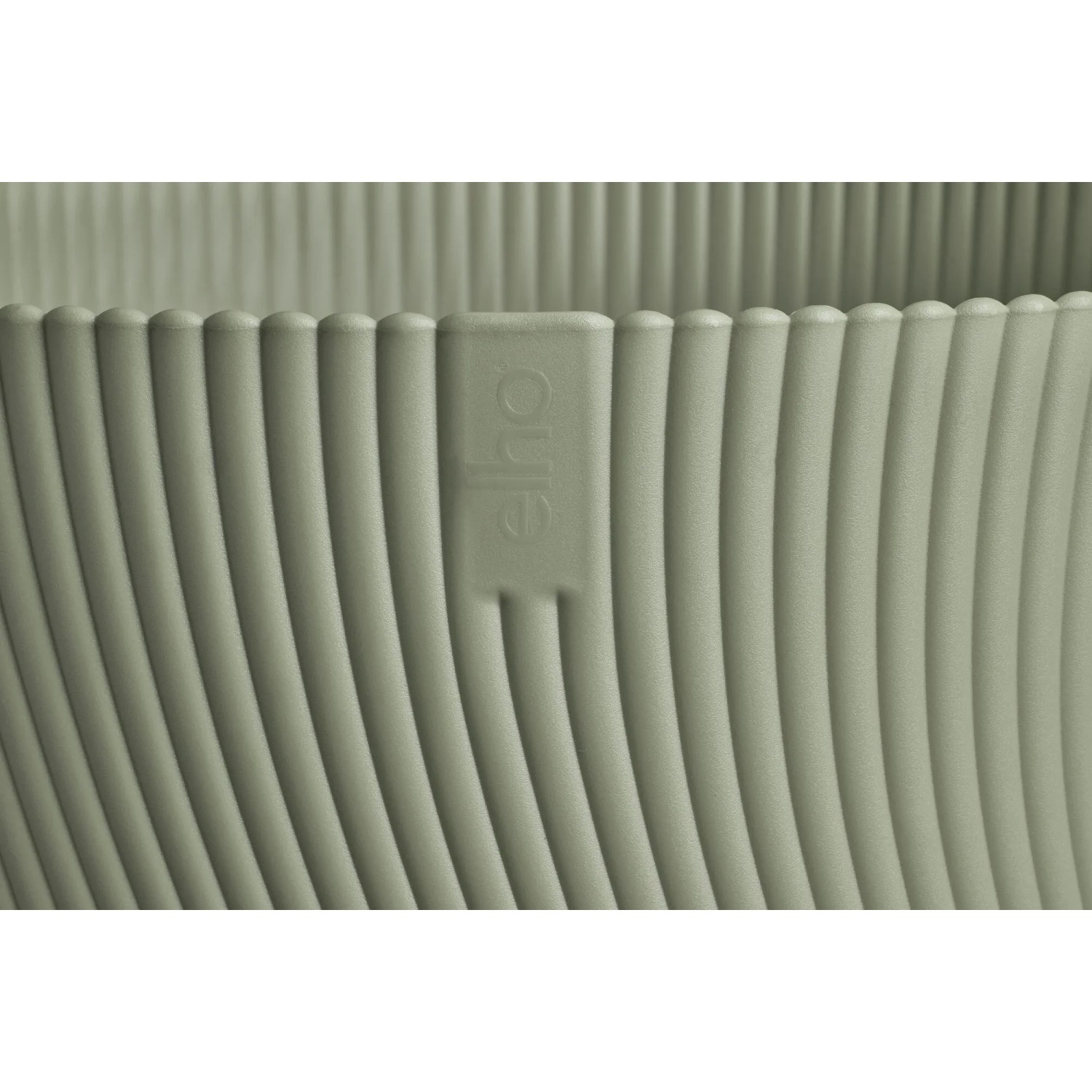 Detailaufnahme: Grüner Elho Blumentopf Sereh mit Rillenstruktur und Logo.