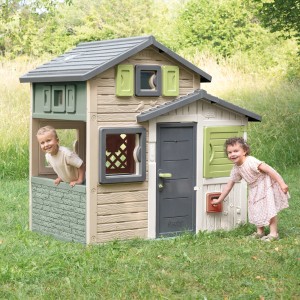 Smoby Life Spielhaus Evo Friends mit Kindern im Garten, Fassade in Steinoptik, erweiterbar mit Zubehör.