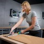 Frau schneidet Korkplatte mit Wolfcraft Abbrechklingenmesser Dual 18 mm. Profimesser für Links- und Rechtshänder.